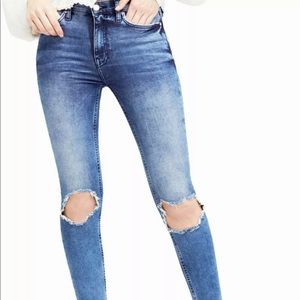 Free People 27x26 cropped skinny jeans. Size 4